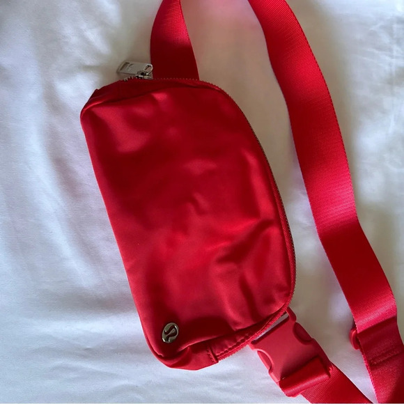 ❤️ NWOT Lululemon OG Everywhere Belt Bag - Carnation Red - Picture 1 of 8